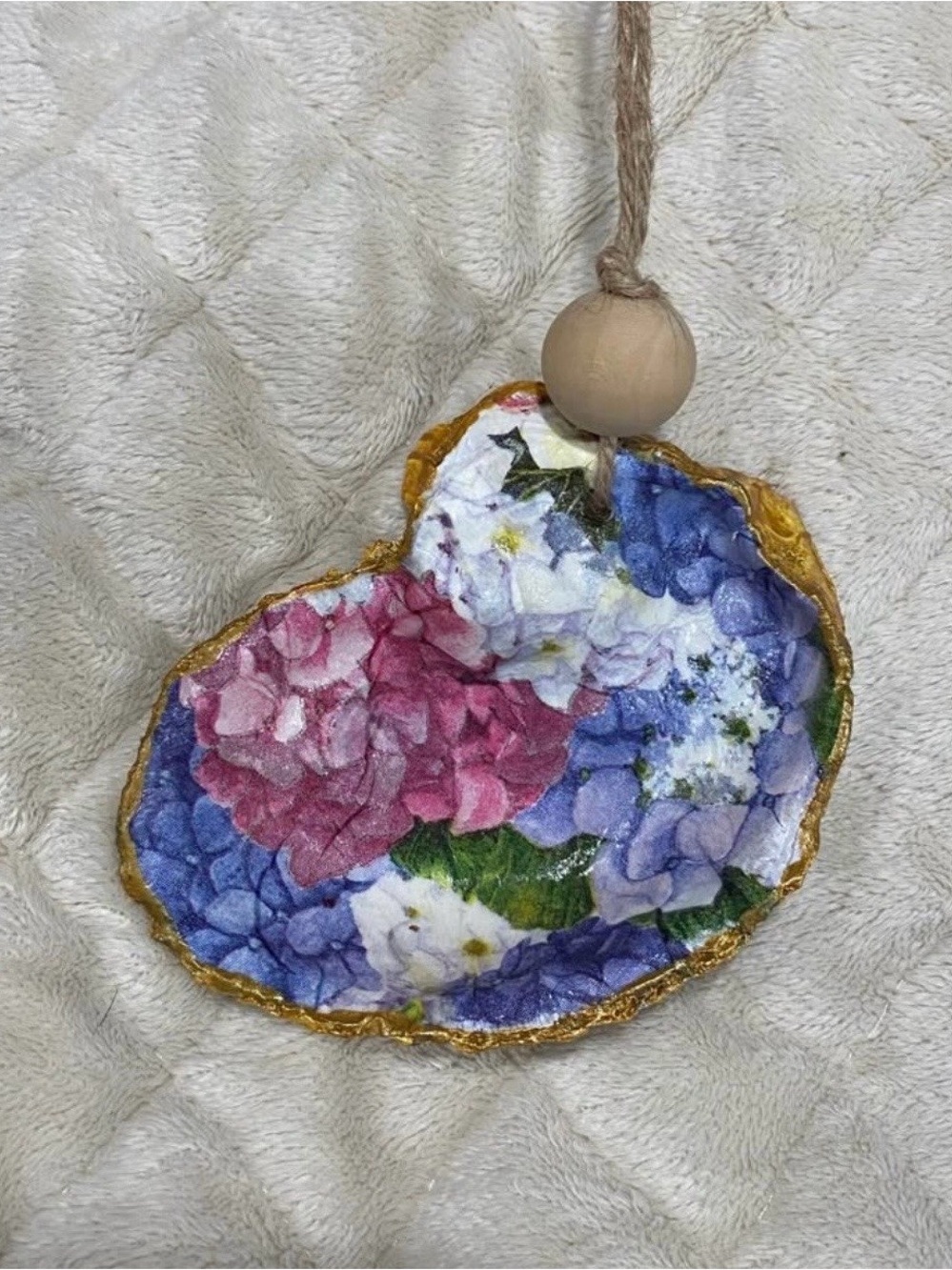 Hydrangea shell oyster ornament